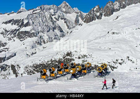 Schneekanonen auf eine Skipiste im Skigebiet Aletscharena, Bettmeralp, Wallis, Schweiz Stockfoto