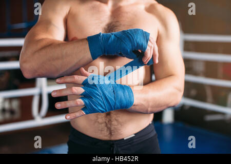 Boxer zieht Binde vor dem Kampf oder Training. Stockfoto