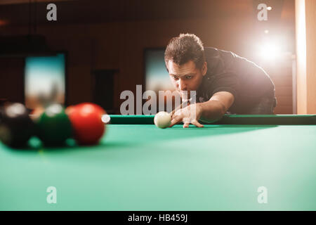 Spieler bricht eine Pyramide in Billard. Stockfoto