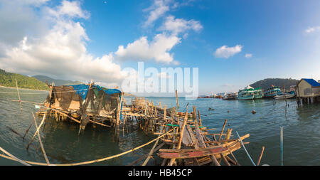 Fischerdorf auf Stelzen von Bang Bao Village. Insel Koh Chang, Thailand. Stockfoto