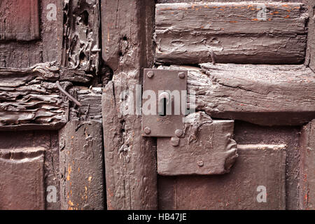 Schlüsselloch auf einer alten Tür Stockfoto