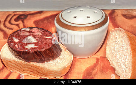 Wurst und Brot auf einem Ständer Stockfoto