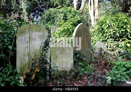 Trree Grabsteine im Friedhof Stockfoto