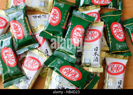 KitKat mit Sake und grüner Tee-Aromen, die in Japan verkauft. Stockfoto