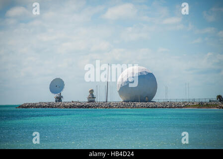 Radar-Dome-Technologie an der Küste des Meeres Stockfoto