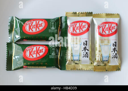 KitKat mit Sake und grüner Tee-Aromen, die in Japan verkauft. Stockfoto