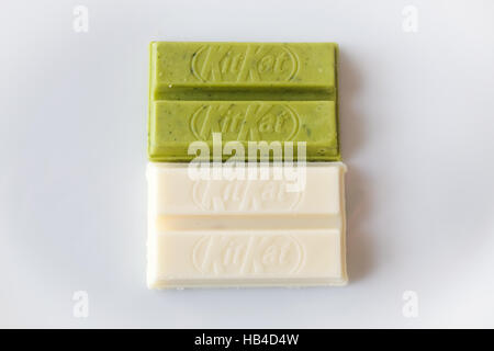 KitKat mit Sake und grüner Tee-Aromen, die in Japan verkauft. Stockfoto