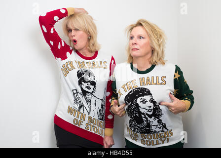 Jennifer Saunders und Joanna Lumley treffen sich bei der BBC in London in ihren #AbFabXmas Jumpers, um die Veröffentlichung von Absolutely Fabulous: The Movie zu feiern, die jetzt auf DVD und Blu-ray erhältlich ist. Stockfoto