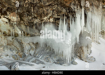 Riesige Eiszapfen auf Felsen. Stockfoto