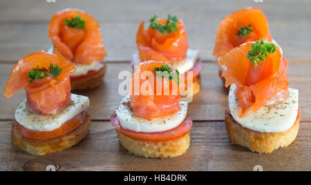 Kanapees mit roter Fisch Stockfoto