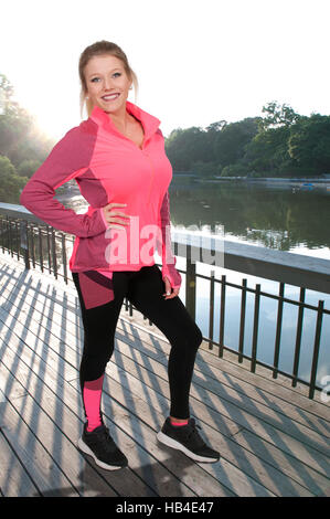 Schöne Frau in Trainingskleidung Stockfoto