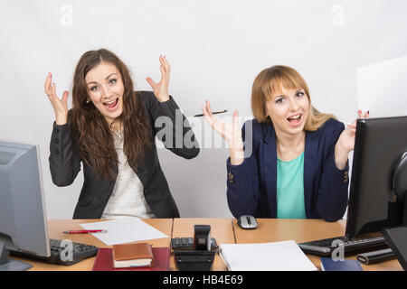 Zwei Mitarbeiter im Büro ausgedrückt Hochgefühl Stockfoto