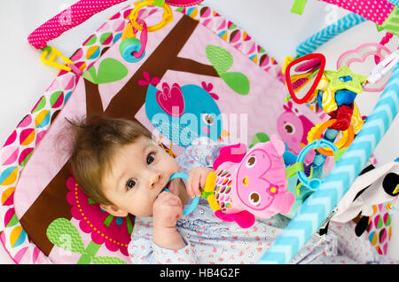 Baby Mädchen Palying in eine Aktivität-Turnhalle Stockfoto