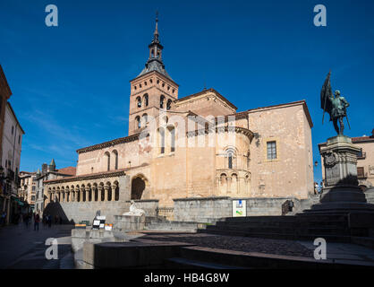 Die romanische Kirche San Martin mit seiner im Mudéjar-Stil Bellfry, auf der Plaza Medina del Campo, Segovia, Spanien Stockfoto