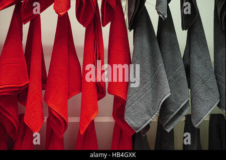 Rote und graue Handtücher im Shop zum Verkauf Stockfoto