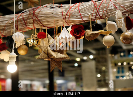 schöne Weihnachtsdekoration in der Lobby des Gebäudes Stockfoto