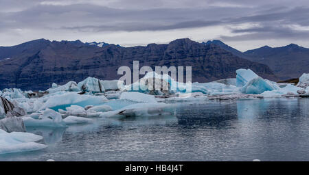 Die Gletscherlagune in Südisland mit Bergen im Hintergrund Stockfoto