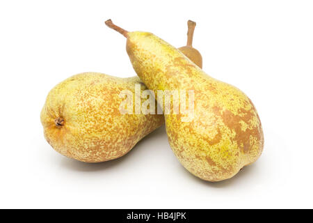 Zwei ganze, ungeschnitten "abate Fetel" Birnen auf weißem Hintergrund Stockfoto