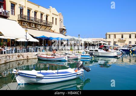 Blick auf Boote und Waterfront-Restaurants im Innenhafen, Rethymno, Kreta, Griechenland, Europa. Stockfoto