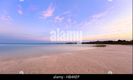 Coral Bay Strand bei Sonnenaufgang Stockfoto