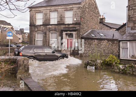 Allrad-Fahrzeuge waren die einzige Möglichkeit, kämpfen Sie sich durch das Hochwasser, als der Regen nach 36 Stunden in Kendal, Cumbria am 6. Dezember 2015 aufhörte. Stockfoto