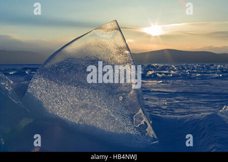 Sonnenaufgang über den Eisschollen. Stockfoto