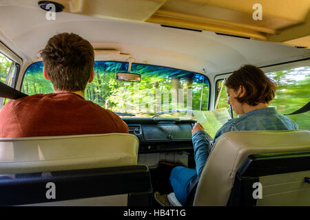 A Road Trip in einem Oldtimer VW-van Stockfoto