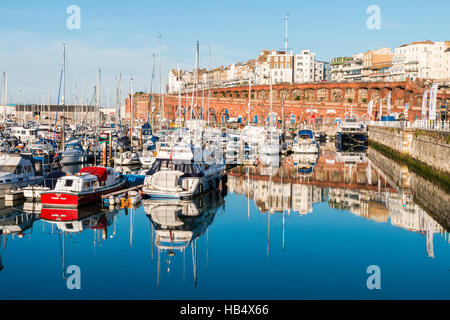 England, Ramsgate. Royal Harbour, Innenbecken mit Boote im Yachthafen mit Spiegelungen im Wasser. Am frühen Morgen. Stockfoto