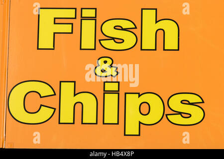 England. Zeichen, "Fisch & Chips", gelb auf orangem Hintergrund. Stockfoto