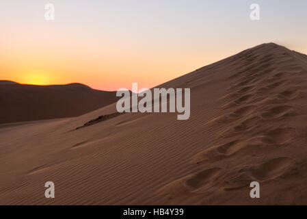 Farbenfrohen Sonnenuntergang über der Namib-Wüste, Namibia, Afrika. Malerische Sanddünen bei Gegenlicht in der Namib Naukluft National Park, Swakopmund. Stockfoto