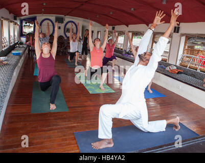 Indische Yoga-Lehrer unterrichten eine Gruppe von Frauen, Stockfoto