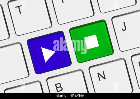Computer-Tastatur mit Play und Stop Tasten Stockfoto