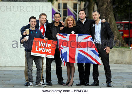 Stimmen lassen Fans feiern das Brexit Ergebnis am Morgen nach dem Referendum im Juni 2016. Stockfoto