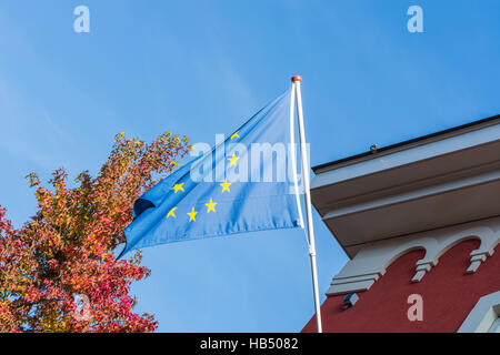 EU-Flagge vor einem alten Gebäude Stockfoto