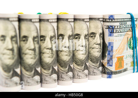 Packungen mit hundert-Dollar-Scheine zusammengefasst, isoliert Stockfoto