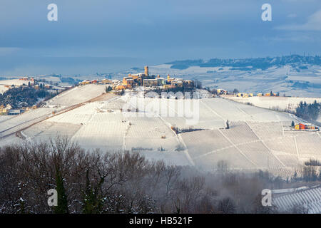 Mittelalterliche Städtchen auf verschneiten Hügel im Winter im Piemont, Norditalien. Stockfoto