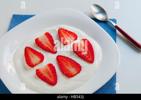Erdbeeren mit Sahne. Stockfoto