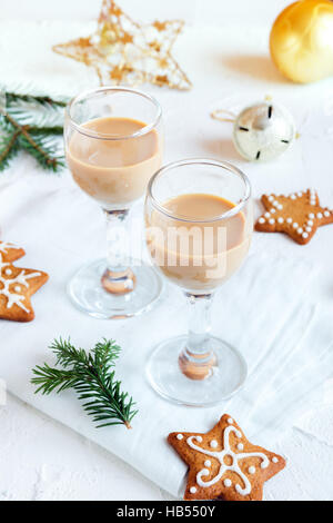 Chirstmas irische Creme Kaffee-Likör - hausgemachte traditionelles festliches Getränk für Weihnachten Zeit mit Lebkuchen und Weihnachts-Dekor Stockfoto