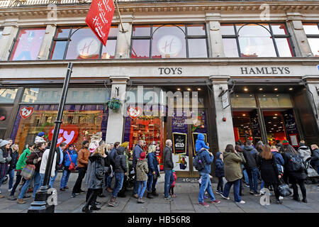 Shopper-Warteschlange Hamleys Spielwarenladen am Regents Street in London am ersten Sonntag im Dezember treten. Stockfoto