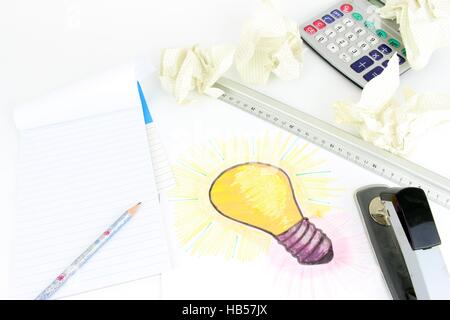 Eine stilisierte Darstellung einer Glühbirne, die auf einem Blatt Papier skizziert wurde. Idee eines Projekts, Zeichnungsobjekte, Berechnung.  Fehler mit cr Stockfoto