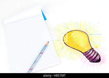 Eine stilisierte Darstellung einer Glühbirne, die auf einem Blatt Papier skizziert wurde. Idee eines Projekts, Zeichnungsobjekte, Berechnung. Stockfoto