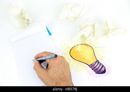 Eine stilisierte Darstellung einer Glühbirne, die auf einem Blatt Papier skizziert wurde. Idee eines Projektes, das Zeichnen von Objekten Stockfoto