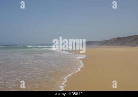 Blick auf schöne Bordeira Strand, berühmte Surfen Platz in der Region Algarve, Atlantik, Portugal Stockfoto