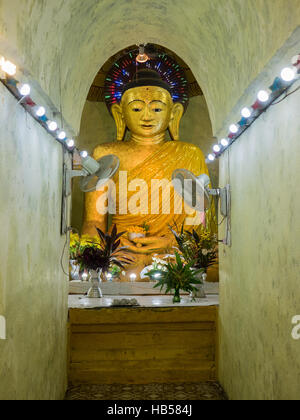 Die Buddha-Bild innerhalb der Zina Man Aung Pagode in Mrauk U, Rakhine-Staat von Myanmar. Stockfoto