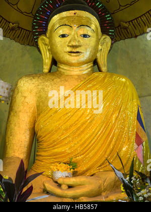 Die Buddha-Bild innerhalb der Zina Man Aung Pagode in Mrauk U, Rakhine-Staat von Myanmar. Stockfoto