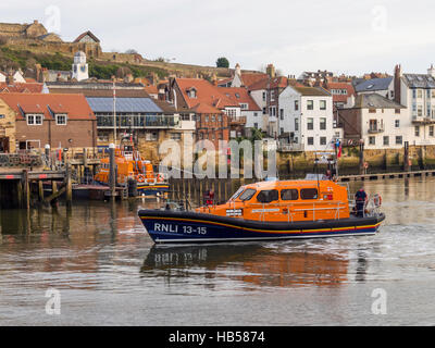 Scarborough Shannon-Klasse 13-15 RNLB "Frederic William Plaxton" auf die Rettungsstation von Whitby Stockfoto