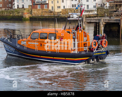 Scarborough Shannon-Klasse 13-15 RNLB "Frederic William Plaxton" auf die Rettungsstation von Whitby Stockfoto