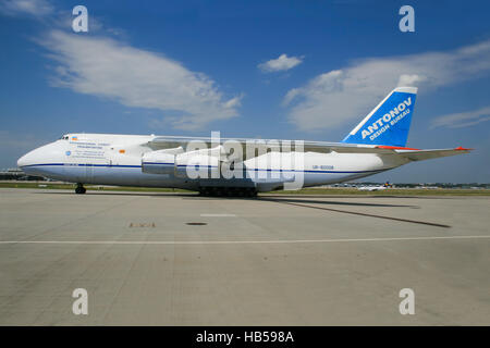 Stuttgart/Deutschland 22. Juni 2011: Antonov An124 von ADB am Stuttgarter Flughafen. Stockfoto