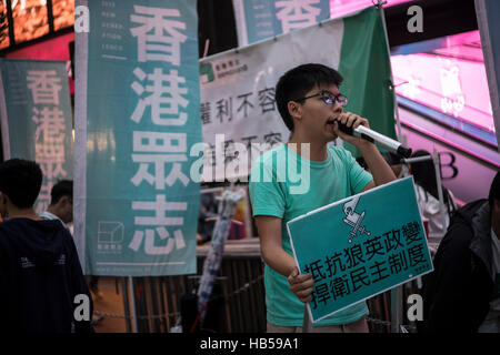 Hong Kong. 4. Dezember 2016. Hong Kong politische Partei stand auf der Straße in Causeway Bay, Hong Kong Demosisto aufgebaut. Seine Sekretärin allgemeine Joshua Wong rief die Menschen zur Teilnahme an der Kampagne halten nächste Woche das Thema Disqualifikation des Gesetzgebers ist. © Chan Long Hei/Pacific Press/Alamy Live-Nachrichten Stockfoto