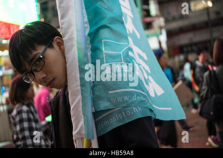 Hong Kong. 4. Dezember 2016. Hong Kong politische Partei stand auf der Straße in Causeway Bay, Hong Kong Demosisto aufgebaut. Seine Sekretärin allgemeine Joshua Wong rief die Menschen zur Teilnahme an der Kampagne halten nächste Woche das Thema Disqualifikation des Gesetzgebers ist. © Chan Long Hei/Pacific Press/Alamy Live-Nachrichten Stockfoto